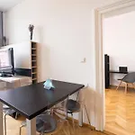 Stylovy S Cervenou Pohovkou Kousek Od Hlavniho Nadrazi ブルノ
