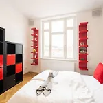 Stylovy S Cervenou Pohovkou Kousek Od Hlavniho Nadrazi アパート