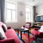 Stylovy S Cervenou Pohovkou Kousek Od Hlavniho Nadrazi アパート *