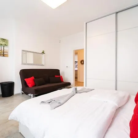 Stylovy S Cervenou Pohovkou Kousek Od Hlavniho Nadrazi Apartman Brünn (Brno)