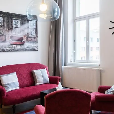 Stylovy S Cervenou Pohovkou Kousek Od Hlavniho Nadrazi * Brno
