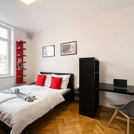 Stylovy S Cervenou Pohovkou Kousek Od Hlavniho Nadrazi * Brünn (Brno)