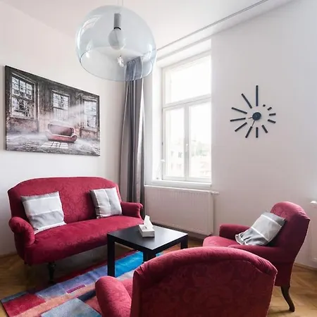 Stylovy S Cervenou Pohovkou Kousek Od Hlavniho Nadrazi *