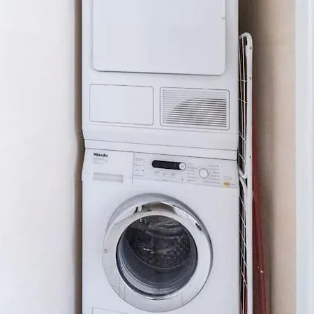 Stylovy S Cervenou Pohovkou Kousek Od Hlavniho Nadrazi