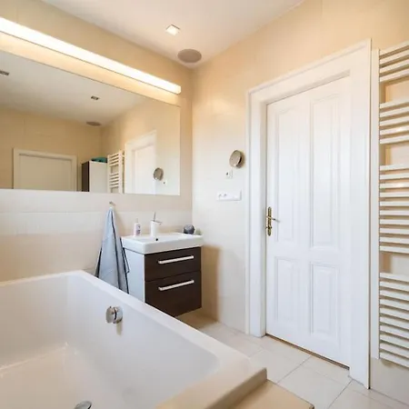 Stylovy S Cervenou Pohovkou Kousek Od Hlavniho Nadrazi Apartman Brünn (Brno)