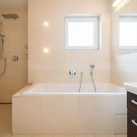 Appartement Stylovy S Cervenou Pohovkou Kousek Od Hlavniho Nadrazi Brno