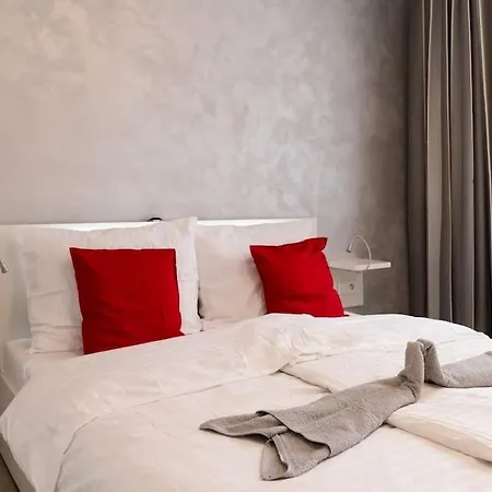 Stylovy S Cervenou Pohovkou Kousek Od Hlavniho Nadrazi