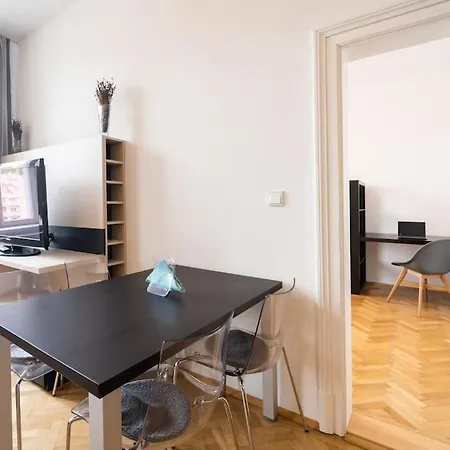 Stylovy S Cervenou Pohovkou Kousek Od Hlavniho Nadrazi Брно