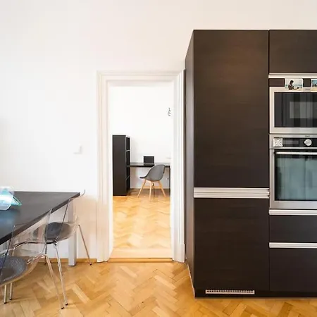 Апартаменты Stylovy S Cervenou Pohovkou Kousek Od Hlavniho Nadrazi